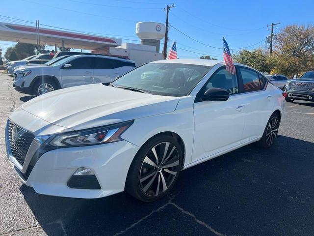 Photo of 2022 Glacier White Nissan Altima