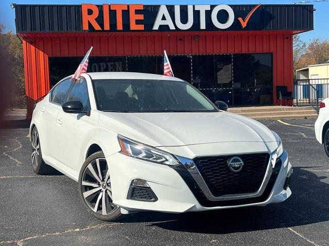 Photo of 2022 Glacier White Nissan Altima