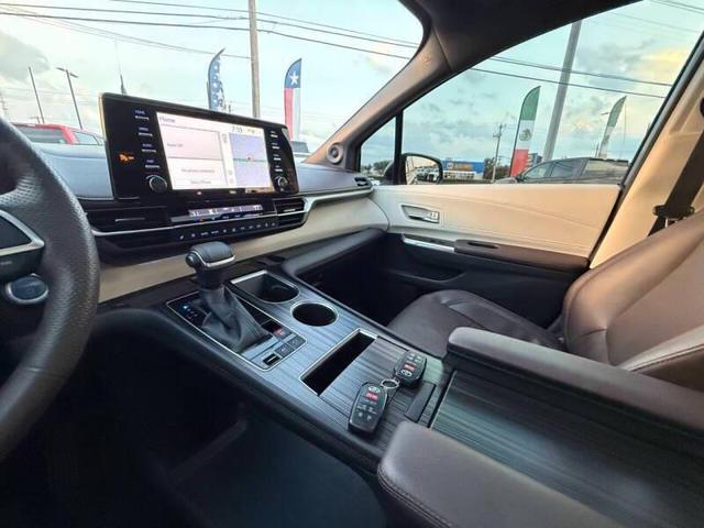 Photo of 2022 Midnight Black Metallic Toyota Sienna