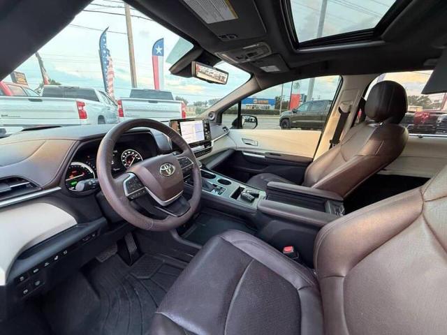 Photo of 2022 Midnight Black Metallic Toyota Sienna