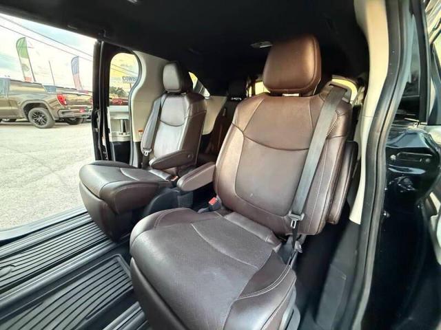 Photo of 2022 Midnight Black Metallic Toyota Sienna