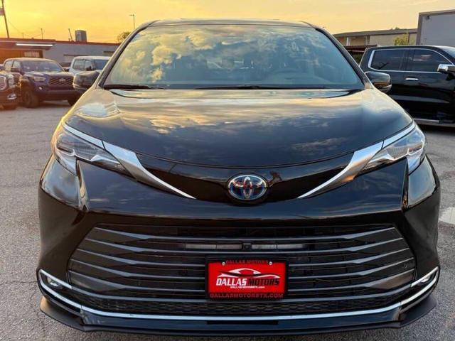Photo of 2022 Midnight Black Metallic Toyota Sienna