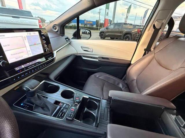 Photo of 2022 Midnight Black Metallic Toyota Sienna