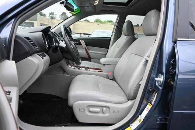 Photo of 2013 Shoreline Blue Metallic Toyota Highlander