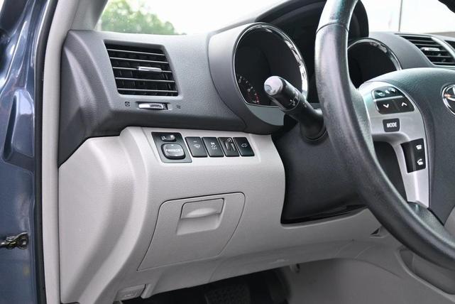 Photo of 2013 Shoreline Blue Metallic Toyota Highlander