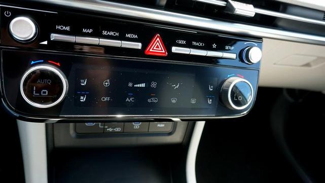 Photo of 2025 White Hyundai TUCSON