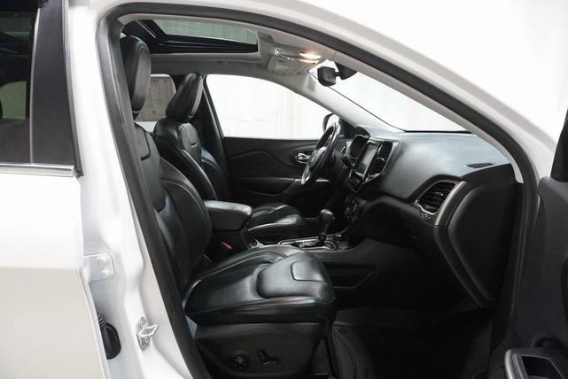 Photo of 2019 Bright White Clearcoat Jeep Cherokee