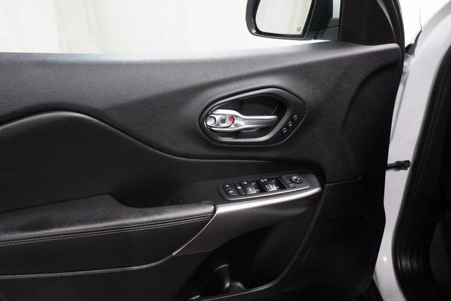 Photo of 2019 Bright White Clearcoat Jeep Cherokee