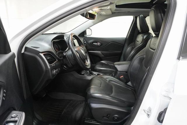 Photo of 2019 Bright White Clearcoat Jeep Cherokee