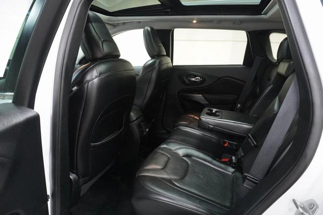 Photo of 2019 Bright White Clearcoat Jeep Cherokee