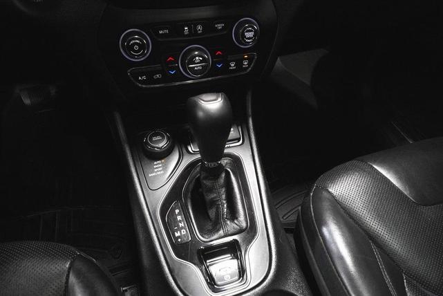 Photo of 2019 Bright White Clearcoat Jeep Cherokee