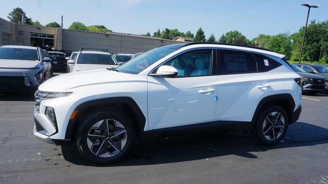 Photo of 2025 White Hyundai TUCSON Hybrid