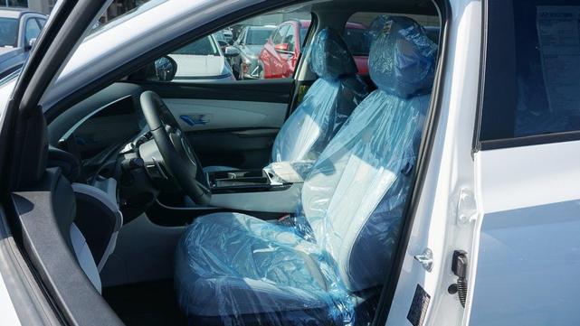 Photo of 2025 White Hyundai TUCSON Hybrid