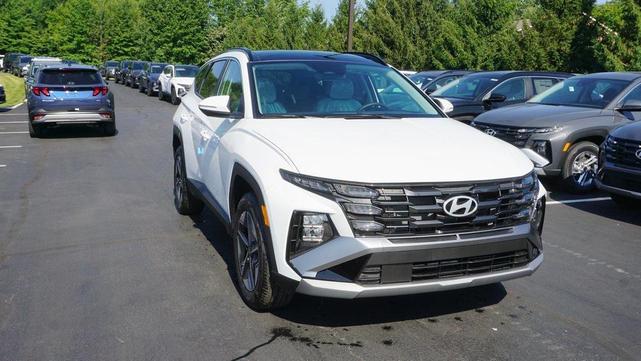 Photo of 2025 White Hyundai TUCSON Hybrid