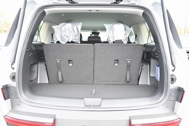 Photo of 2025 Shimmering Silver Pearl Hyundai SANTA FE