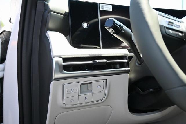 Photo of 2025 White Hyundai TUCSON