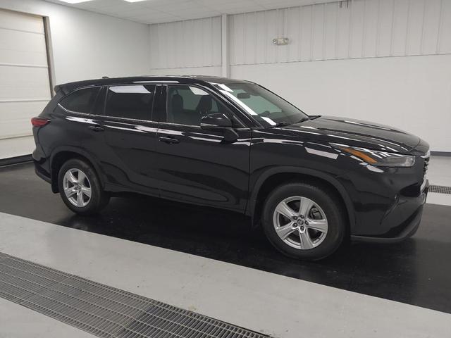 Photo of 2022 Midnight Black Metallic Toyota Highlander