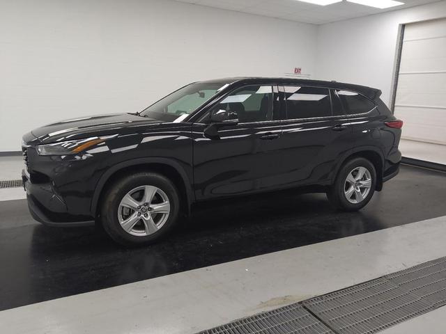 Photo of 2022 Midnight Black Metallic Toyota Highlander
