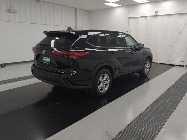 Photo of 2022 Midnight Black Metallic Toyota Highlander