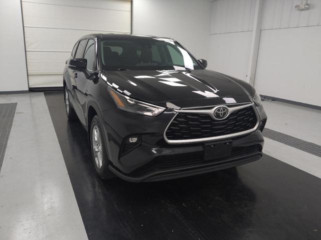Photo of 2022 Midnight Black Metallic Toyota Highlander