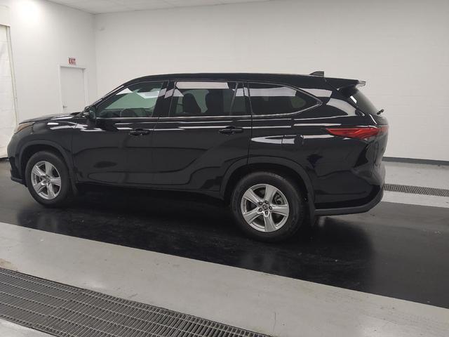 Photo of 2022 Midnight Black Metallic Toyota Highlander