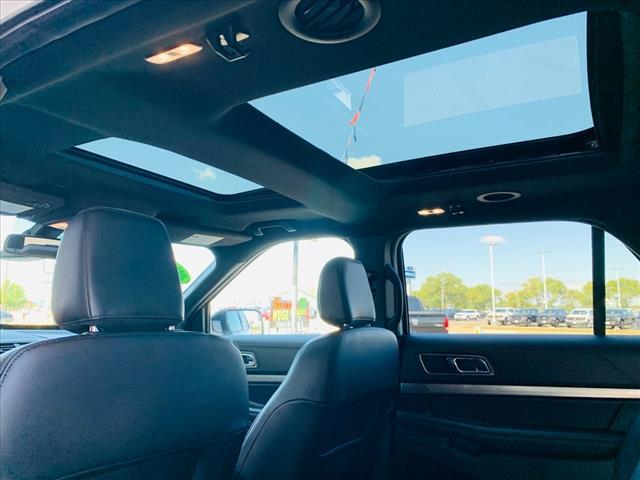 Photo of 2018 White Platinum Clearcoat Metallic Ford Explorer