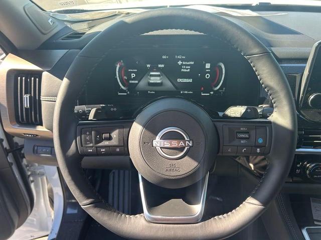 Photo of 2025 Everest White Pearl Tricoat Nissan Pathfinder