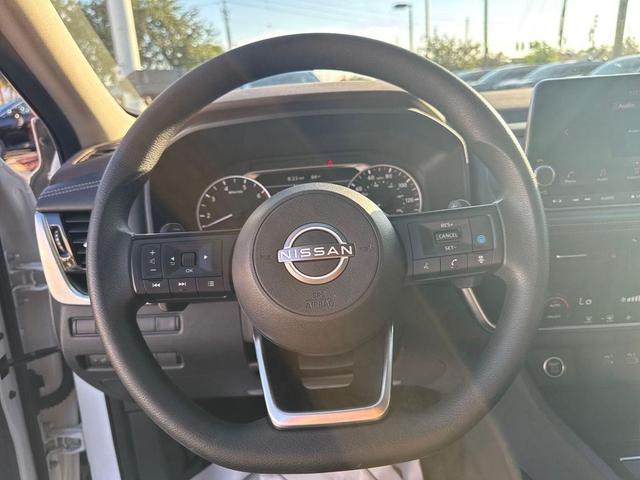 Photo of 2022 Pearl White Tricoat Nissan Rogue