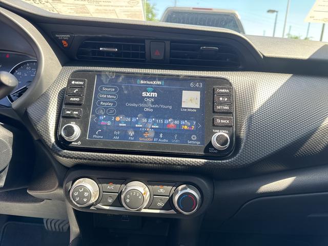 Photo of 2024 Gun Metallic Nissan Kicks