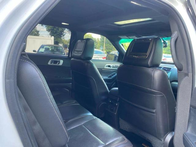 Photo of 2013 White Platinum Metallic Tri-Coat Ford Explorer