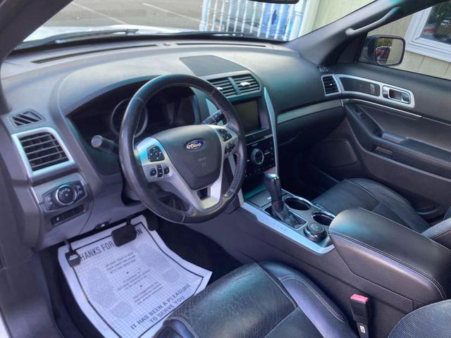 Photo of 2013 White Platinum Metallic Tri-Coat Ford Explorer