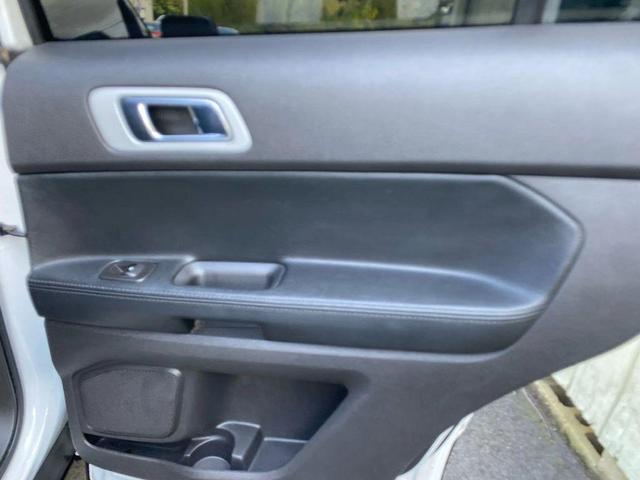 Photo of 2013 White Platinum Metallic Tri-Coat Ford Explorer