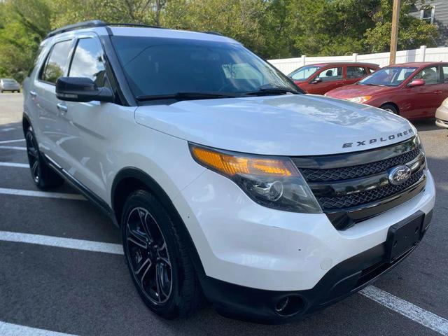 Photo of 2013 White Platinum Metallic Tri-Coat Ford Explorer