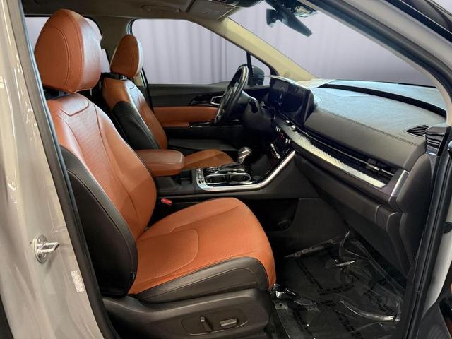 Photo of 2024 Ceramic Silver Kia Carnival