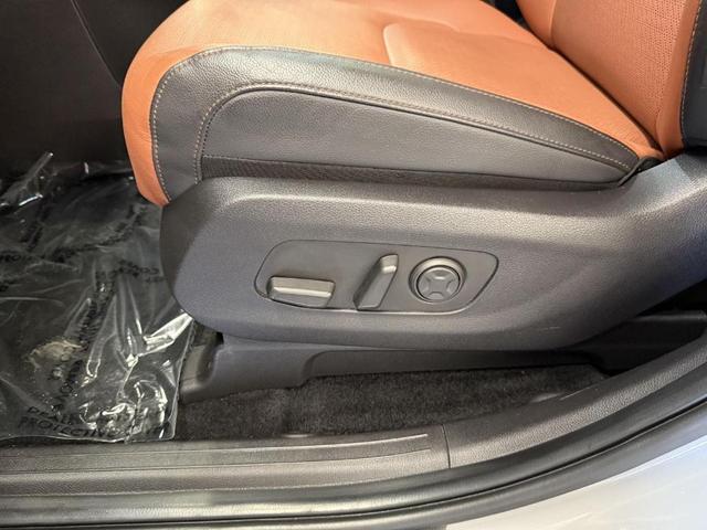 Photo of 2024 Ceramic Silver Kia Carnival