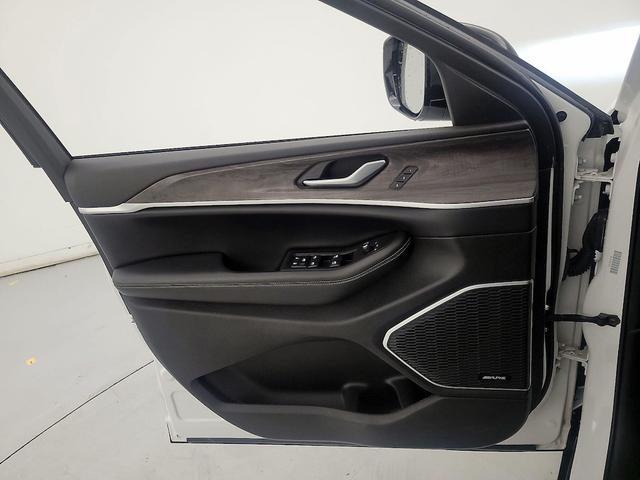 Photo of 2023 White Jeep Grand Cherokee 4xe