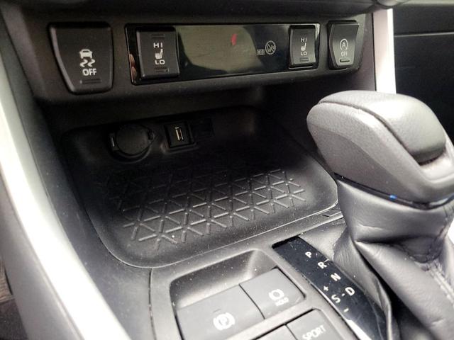 Photo of 2021 White Toyota RAV4