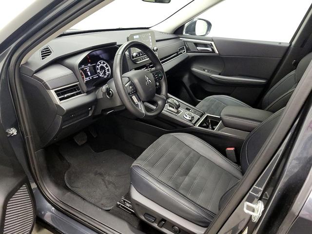 Photo of 2024 Gray Mitsubishi Outlander