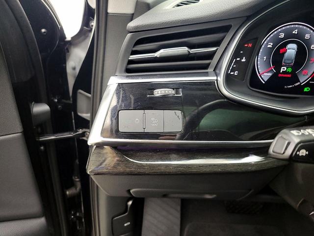Photo of 2022 Black Audi Q7