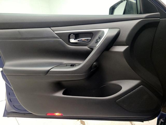 Photo of 2016 Blue Nissan Altima
