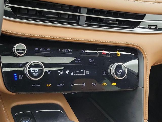 Photo of 2024 White INFINITI QX60