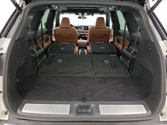 Photo of 2024 White INFINITI QX60