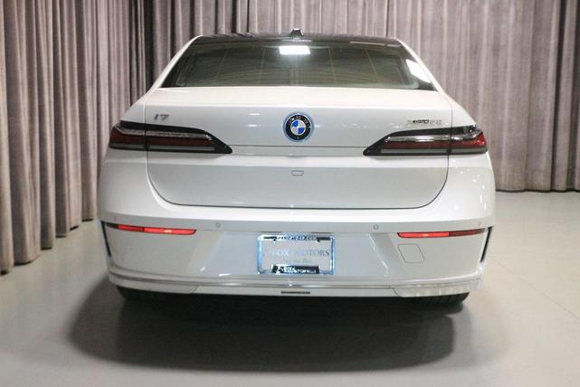 Photo of 2023 Mineral White Metallic BMW i7