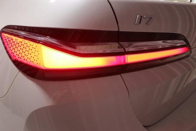Photo of 2023 Mineral White Metallic BMW i7