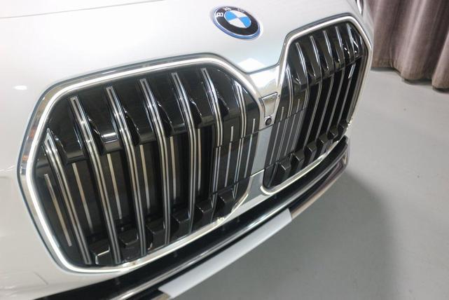 Photo of 2023 Mineral White Metallic BMW i7