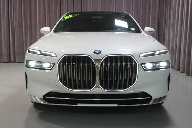 Photo of 2023 Mineral White Metallic BMW i7