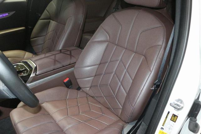 Photo of 2023 Mineral White Metallic BMW i7