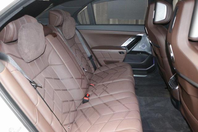 Photo of 2023 Mineral White Metallic BMW i7