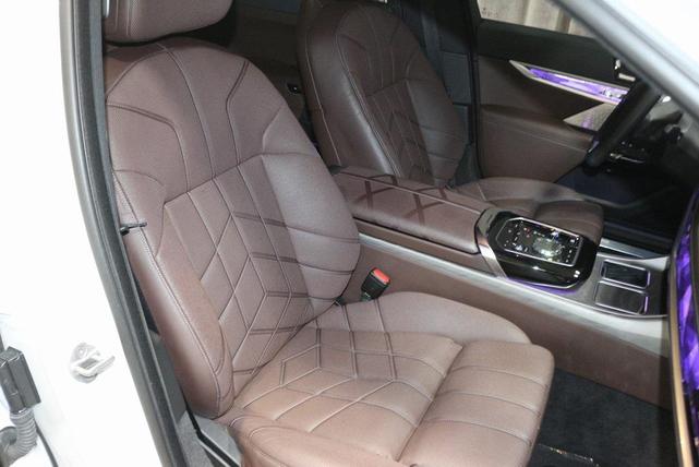 Photo of 2023 Mineral White Metallic BMW i7