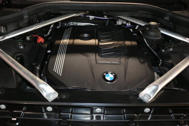 Photo of 2022 Manhattan Green Metallic BMW X7
